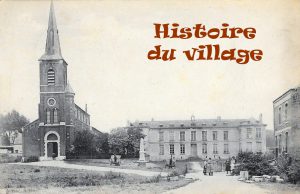 Ancienne carte postale de l'église et de la mairie de Ferrière la Petite